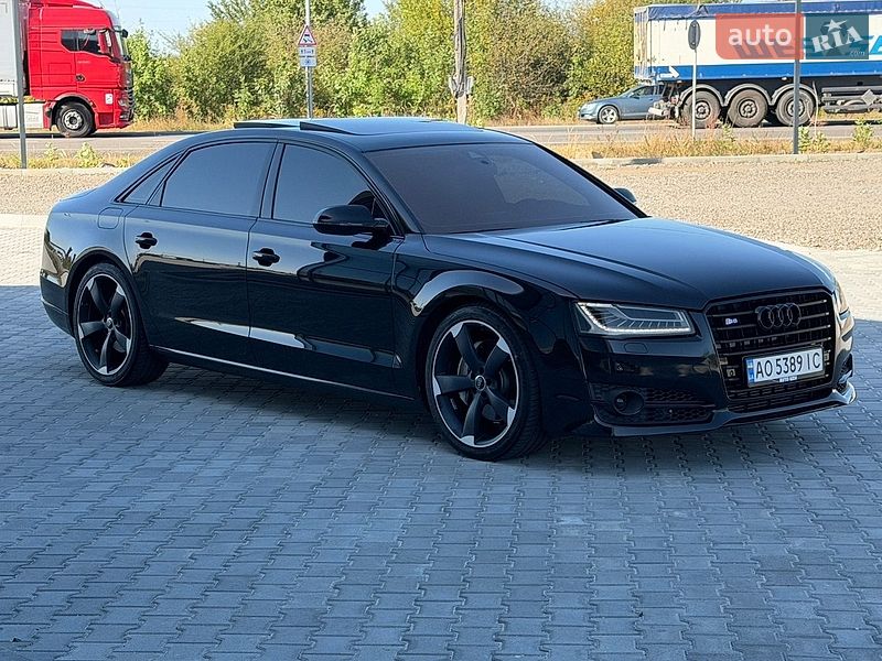 Седан Audi A8 2015 в Ужгороді