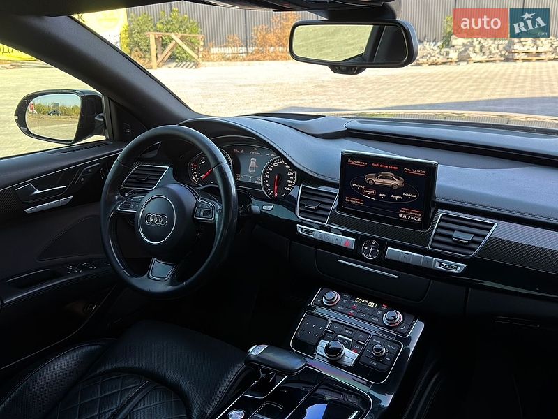 Седан Audi A8 2015 в Ужгороді