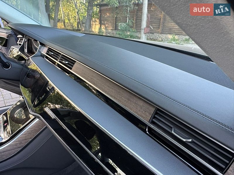 Седан Audi A8 2018 в Дніпрі
