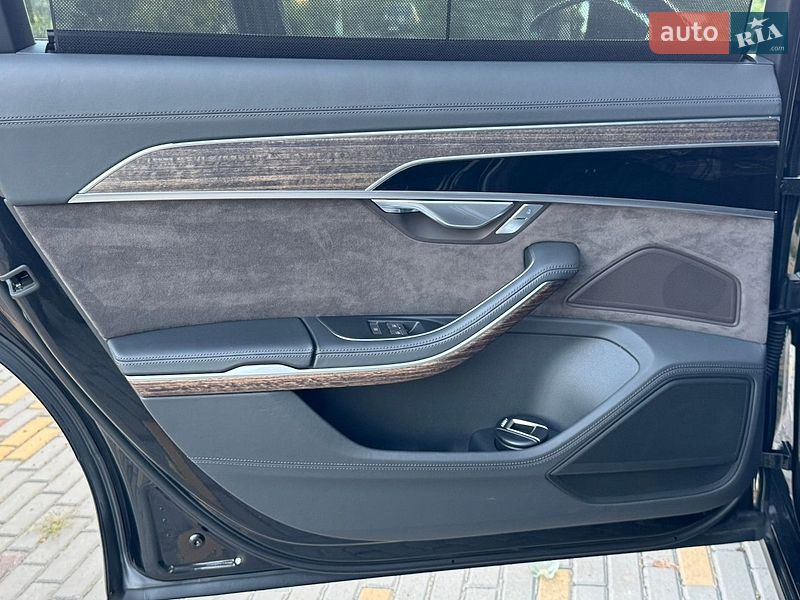 Седан Audi A8 2018 в Дніпрі