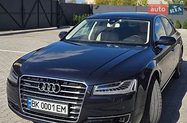 Седан Audi A8 2016 в Дубні