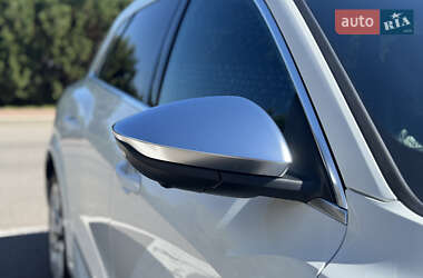 Позашляховик / Кросовер Audi e-tron S 2022 в 