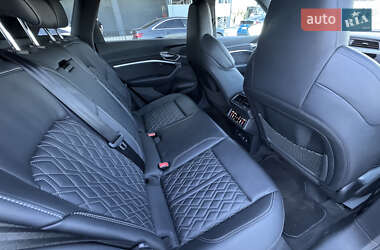 Позашляховик / Кросовер Audi e-tron S 2022 в 