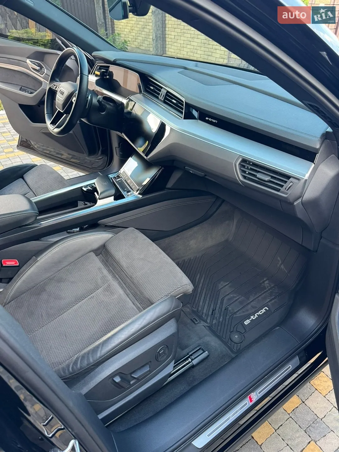 2021 Audi e-tron S - мініатюра 31