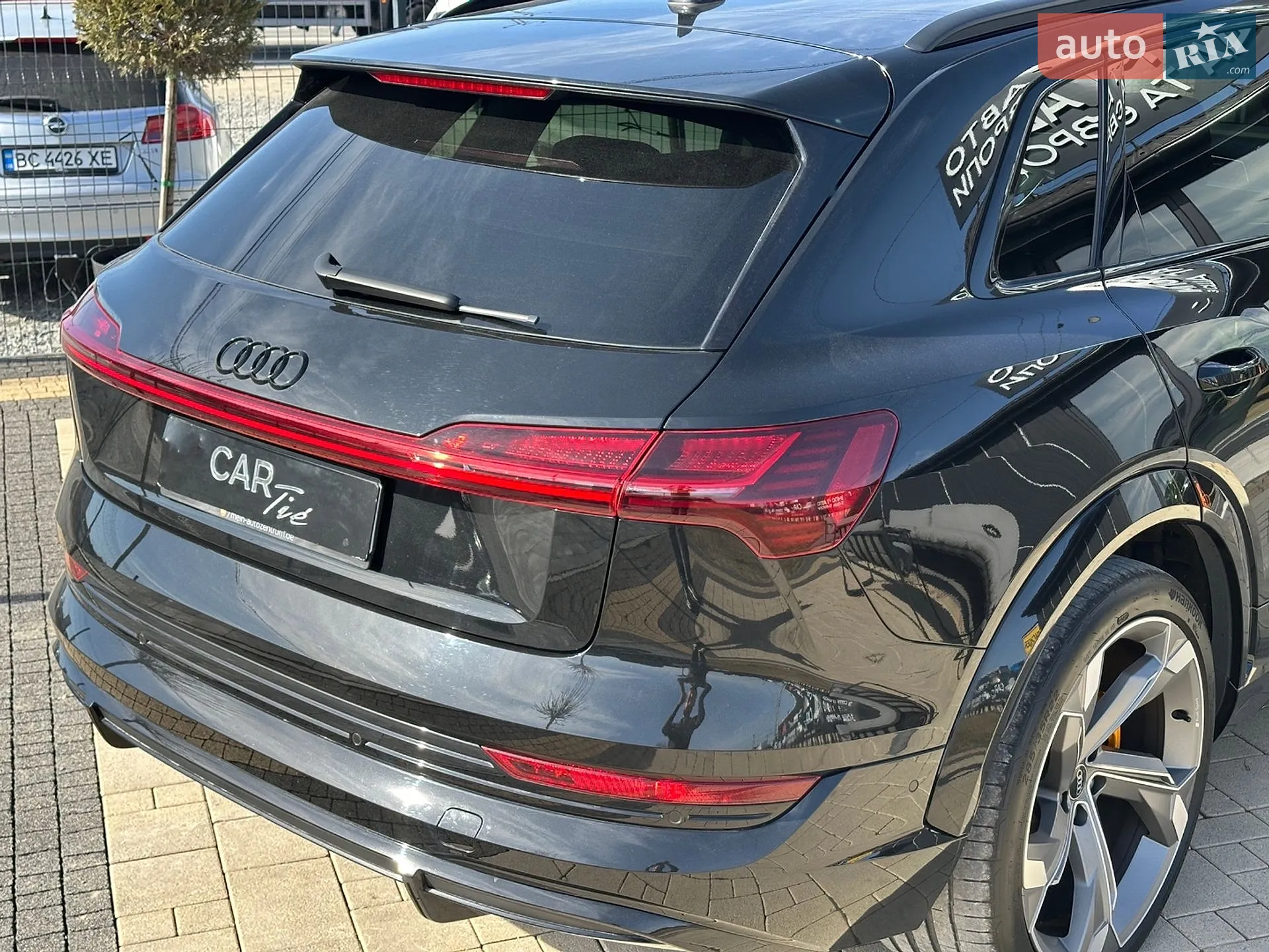 2022 Audi e-tron S - мініатюра 12