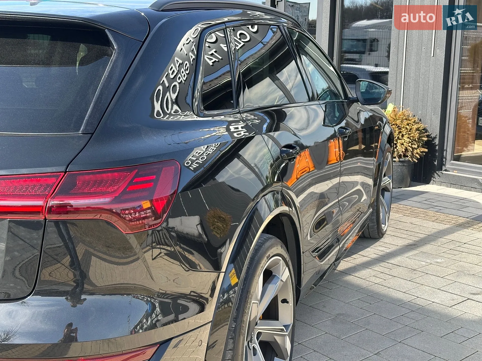 2022 Audi e-tron S - мініатюра 14