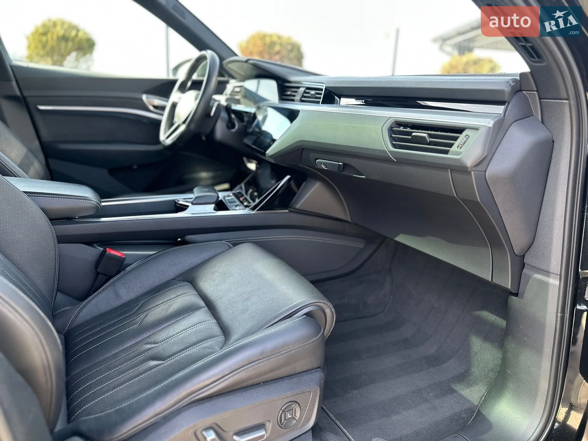 2022 Audi e-tron S - мініатюра 24