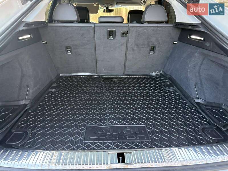 Позашляховик / Кросовер Audi e-tron Sportback 2020 в Києві