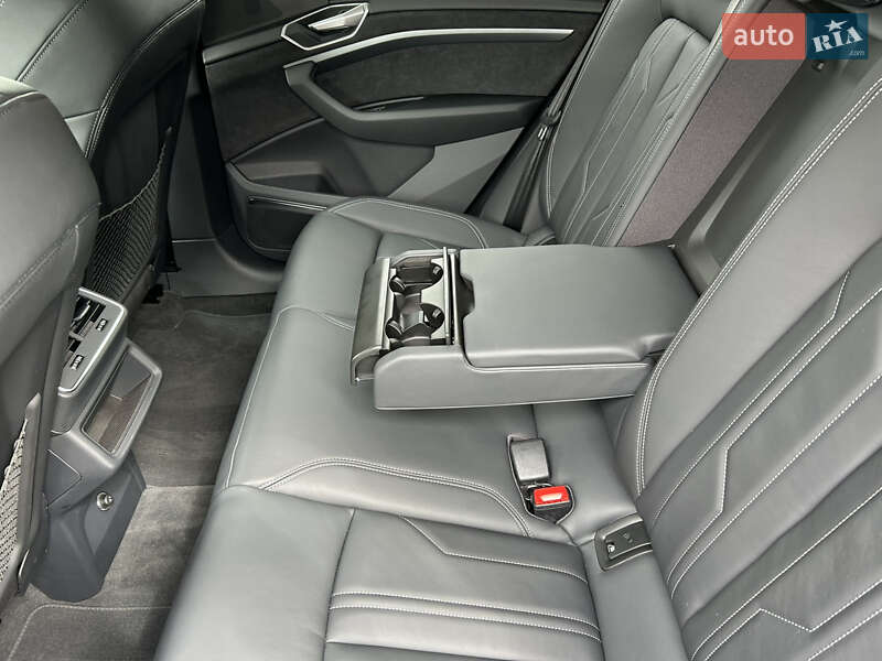 Позашляховик / Кросовер Audi e-tron Sportback 2021 в Києві