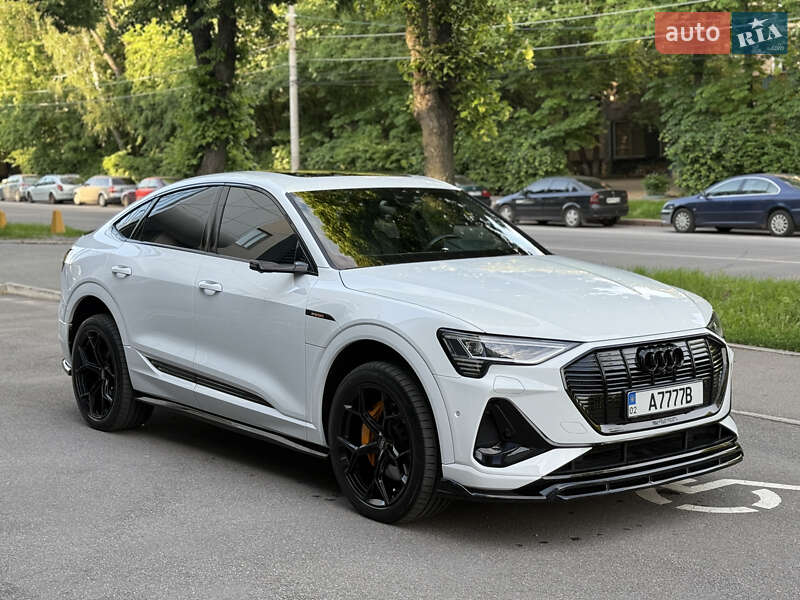 Позашляховик / Кросовер Audi e-tron Sportback 2020 в 