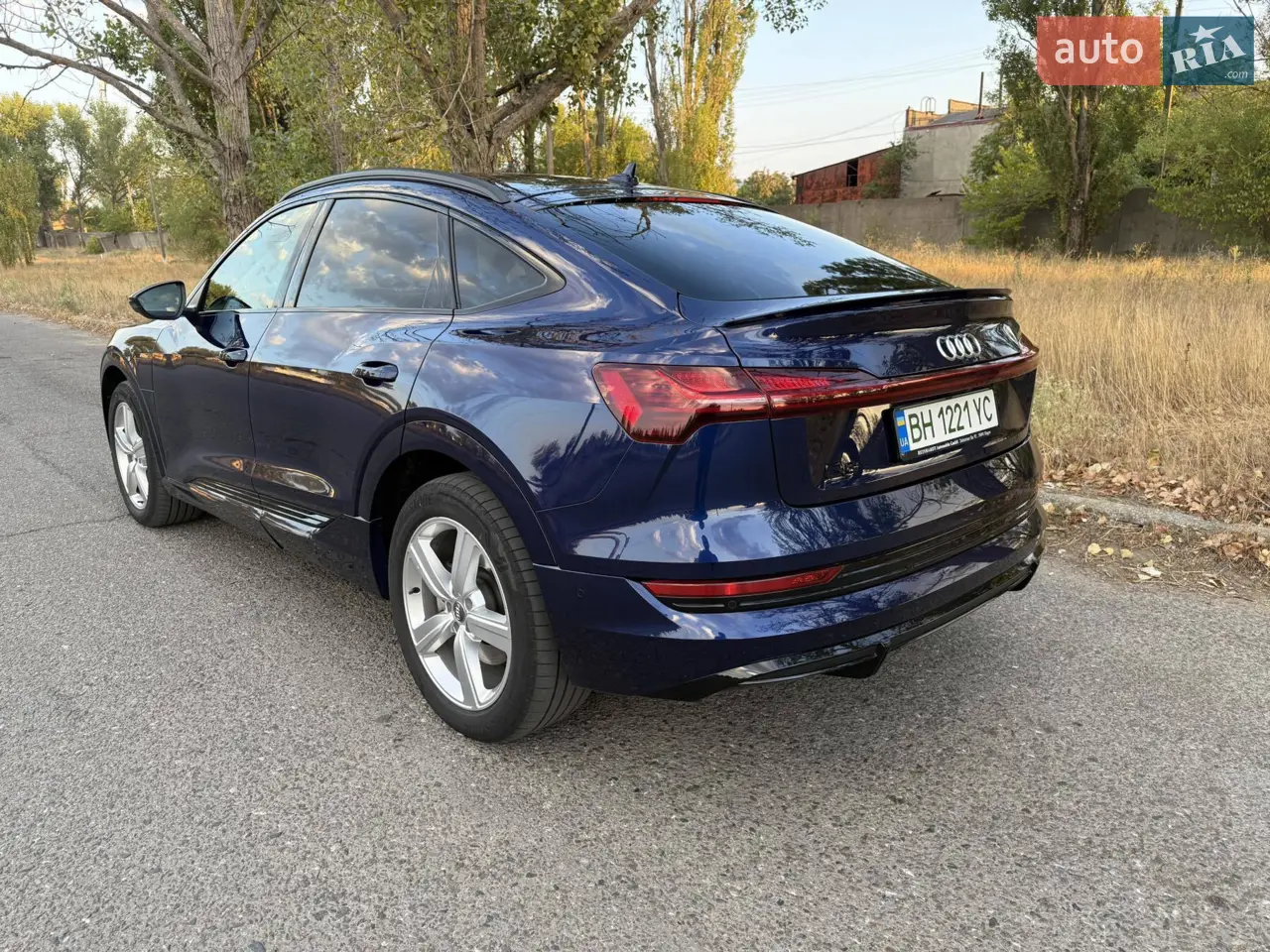 Продам AUDI E-TRON SPORTBACK в подвійному S-Line пакеті: зовнішньому та внутрішньому,
Європейська версія,
вся в рідній фарбі, жодного елементу не перефарбовувалось,
2 ключі
Black пакет
пневматична підвіска з вибором жорсткості та висоти 
спортивні сидіння
салон шкіра+алькантара
адаптивний круїз-контроль
ассистент утримування в смузі
розпізнавання дорожніх знаків
беспровідна зарядка для телефону
камера заднього огляду
повний безключевий доступ на всі двері та відкривання багажника за допомогою ноги
ассистент попередження зіткнення - Audi PreSafe
розширений пакет зарядних портів з обох боків
складання задніх сидінь
датчик дощу/світла
підігрів та складання зеркал
автономний обігрівач салону
шкіряний пакет (підлокітники, зона центральної консолі та дверні карти)
опційні вставки з алюмінію 
голосове керування
підсвітка салону
заводське тонування задніх вікон 
чорна стеля
запасне колесо з ремкомплектом


