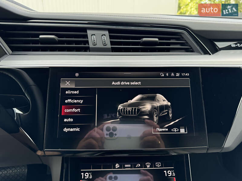 Позашляховик / Кросовер Audi e-tron Sportback 2021 в Мукачевому