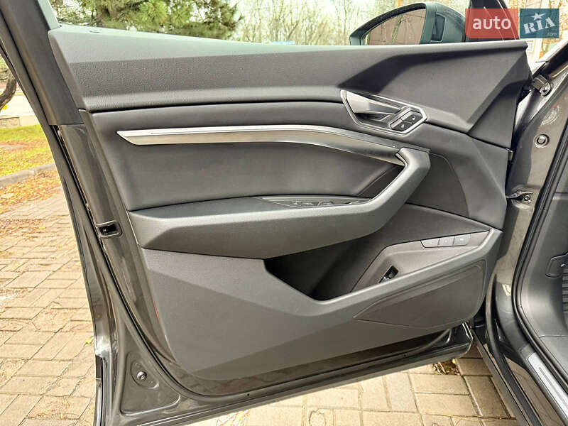 Позашляховик / Кросовер Audi e-tron Sportback 2022 в Дніпрі