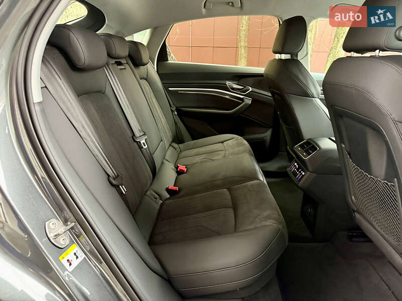 Позашляховик / Кросовер Audi e-tron Sportback 2022 в Дніпрі