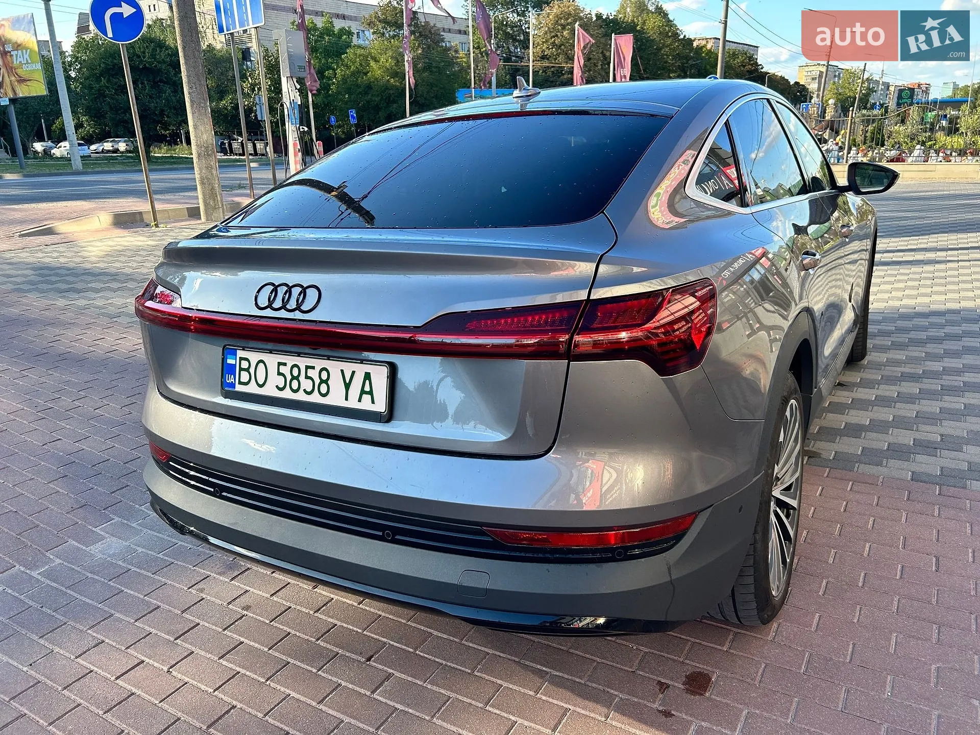 2020 Audi e-tron Sportback - мініатюра 2