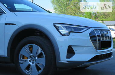 Позашляховик / Кросовер Audi e-tron 2019 в 