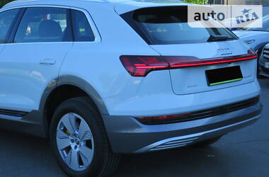 Позашляховик / Кросовер Audi e-tron 2019 в 