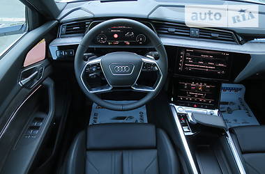 Позашляховик / Кросовер Audi e-tron 2019 в 