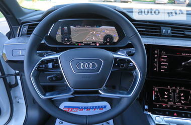 Позашляховик / Кросовер Audi e-tron 2019 в 