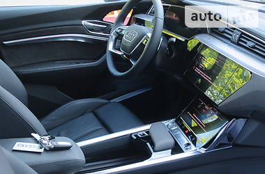 Позашляховик / Кросовер Audi e-tron 2019 в 