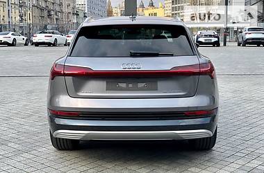 Позашляховик / Кросовер Audi e-tron 2019 в 