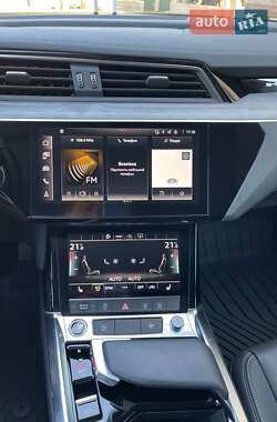 Позашляховик / Кросовер Audi e-tron 2021 в 