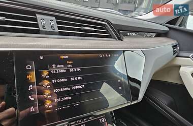 Позашляховик / Кросовер Audi e-tron 2021 в 