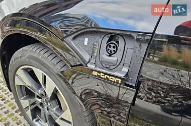 Позашляховик / Кросовер Audi e-tron 2021 в 