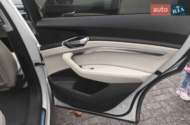 Внедорожник / Кроссовер Audi e-tron 2022 в 