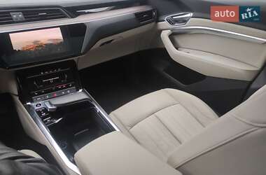 Внедорожник / Кроссовер Audi e-tron 2022 в 