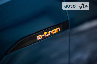 Позашляховик / Кросовер Audi e-tron 2019 в 