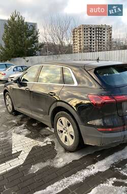 Внедорожник / Кроссовер Audi e-tron 2021 в 