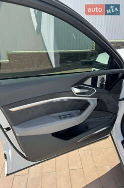 Внедорожник / Кроссовер Audi e-tron 2020 в 