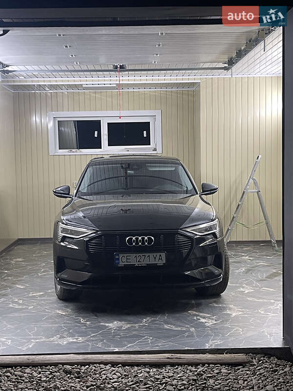Позашляховик / Кросовер Audi e-tron 2019 в Косові