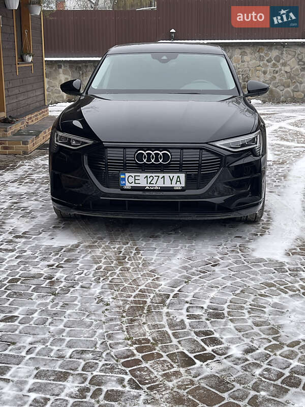 Позашляховик / Кросовер Audi e-tron 2019 в Косові