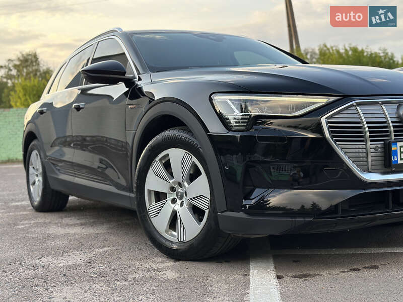 Позашляховик / Кросовер Audi e-tron 2019 в Дубні