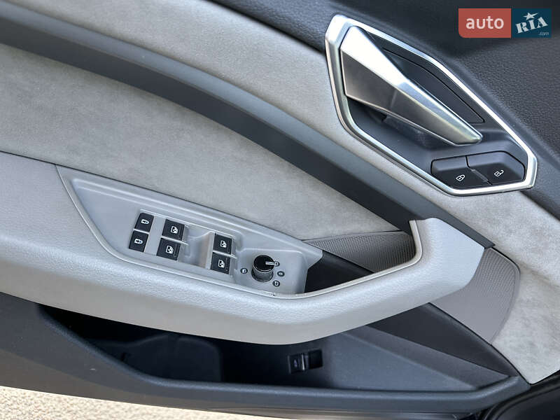 Позашляховик / Кросовер Audi e-tron 2019 в Дубні