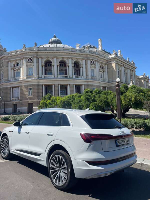 Внедорожник / Кроссовер Audi e-tron 2019 в 