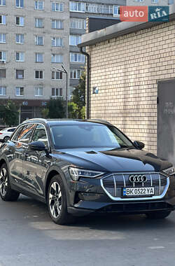 Внедорожник / Кроссовер Audi e-tron 2020 в 