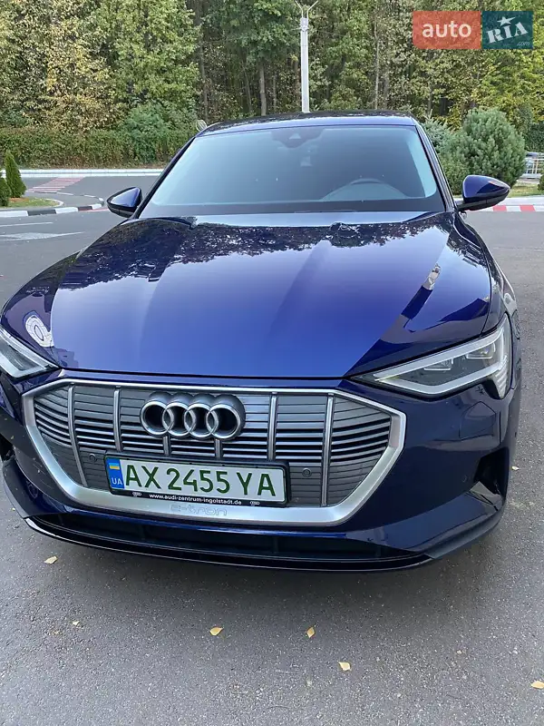 Позашляховик / Кросовер Audi e-tron 2021 в 