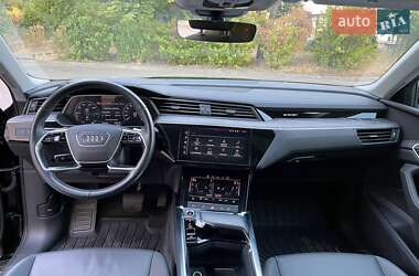Внедорожник / Кроссовер Audi e-tron 2021 в 