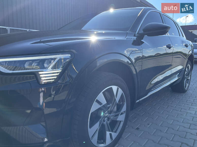 Позашляховик / Кросовер Audi e-tron 2020 в 