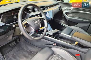 Позашляховик / Кросовер Audi e-tron 2021 в 