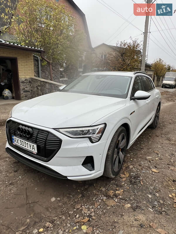 Внедорожник / Кроссовер Audi e-tron 2022 в 