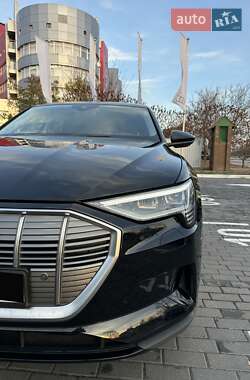 Внедорожник / Кроссовер Audi e-tron 2021 в 