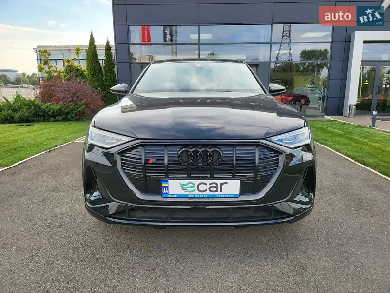 Позашляховик / Кросовер Audi e-tron 2022 в 