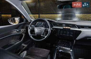Позашляховик / Кросовер Audi e-tron 2019 в 