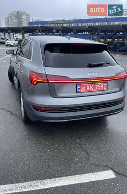 Позашляховик / Кросовер Audi e-tron 2020 в 