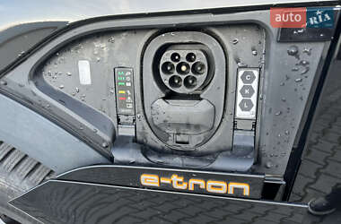 Внедорожник / Кроссовер Audi e-tron 2022 в 