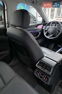 Позашляховик / Кросовер Audi e-tron 2020 в 
